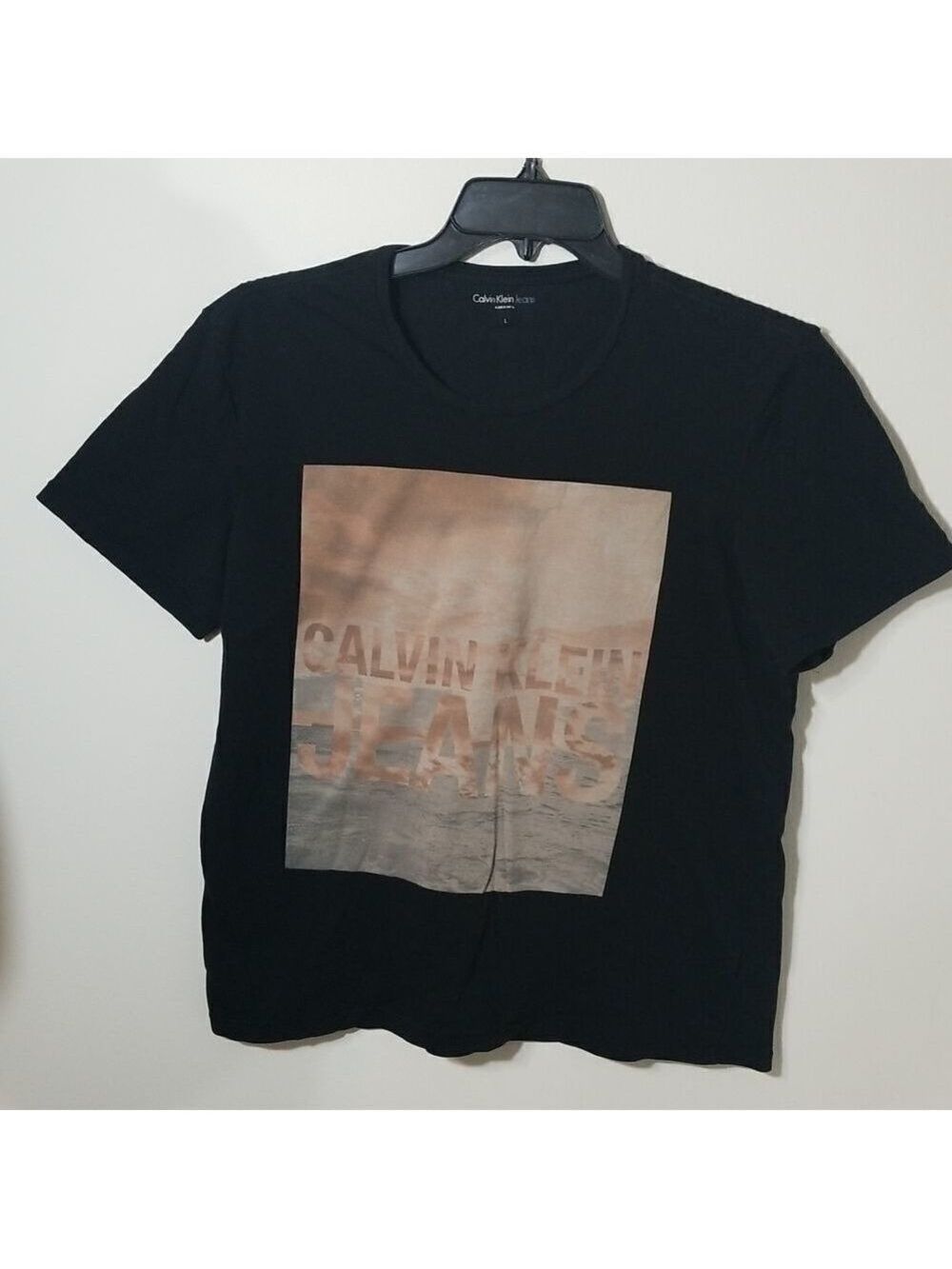 Calvin Klein Men's Tshirt. R2-19